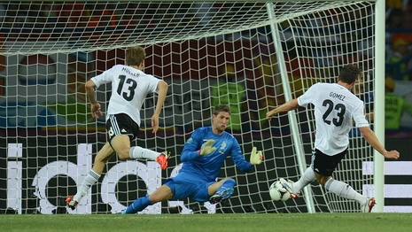 Сборная Германии выиграла у команды Нидерландов со счетом 2:1.