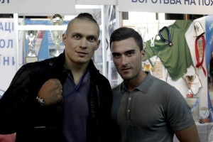 Слева Александр Александрович Усик - украинский боксер, олимпийский чемпион 2012 года